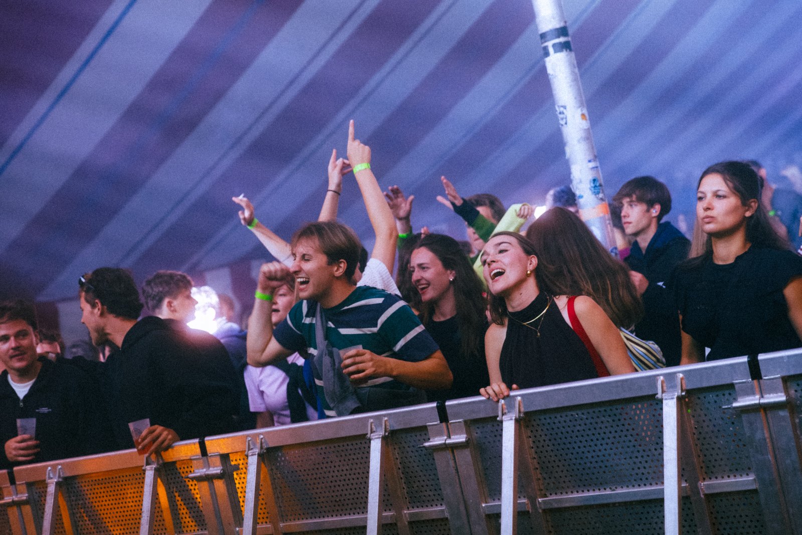 Bezoekers zingen en dansen vooraan aan het podium