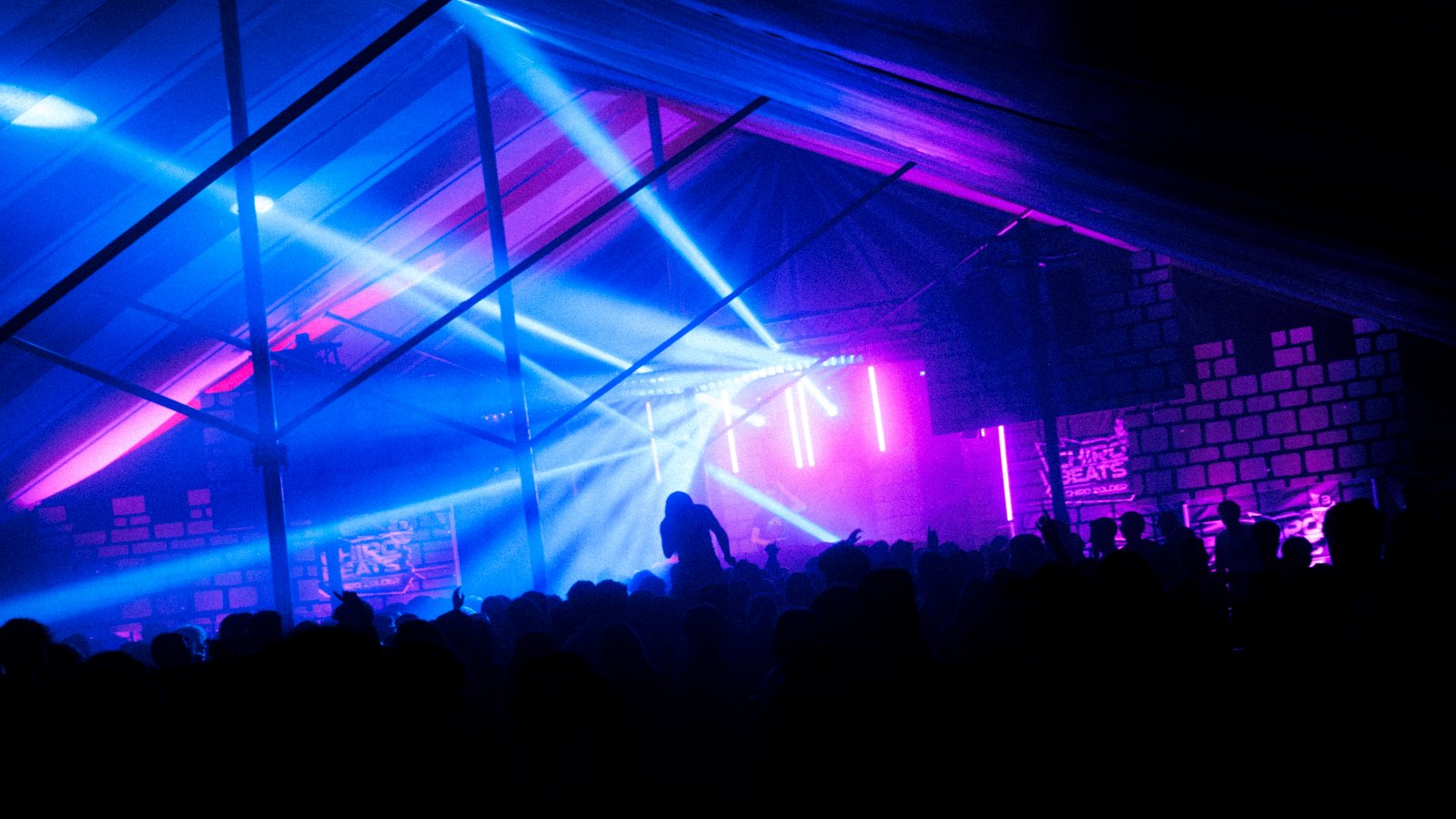 Blauw en roze licht boven het publiek in de Chirobeats-tent